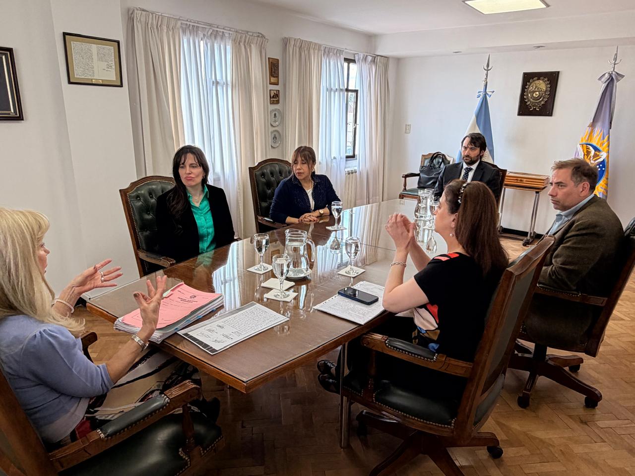  La presidenta del TSJ, Reneé Fernández, acompañada por el secretario de Superintendencia y Jurisprudencia, Matías Neil, y la secretaria del Tribunal Electoral Permanente, María Florencia González, junto a Diana Huerga Cuervo, el tesorero, Pablo Kairuz y la vocal titular N°2, Sandra Marzzan. FOTO: TSJ