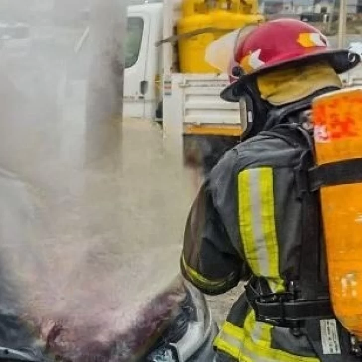Conductor evitó una tragedia al controlar el incendio de su vehículo antes de la llegada de Bomberos
