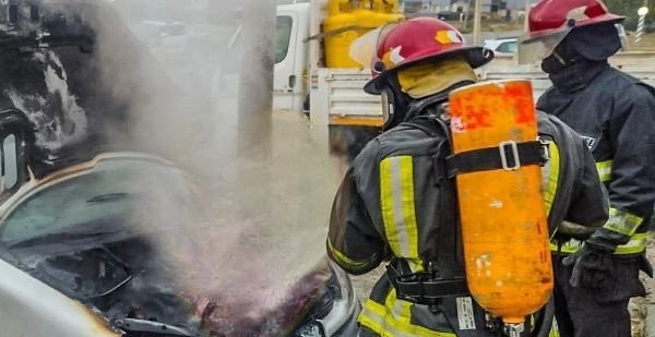 Conductor evitó una tragedia al controlar el incendio de su vehículo antes de la llegada de Bomberos
