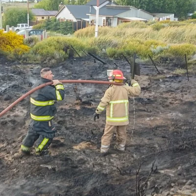 Sofocaron dos incendios de pastizales casi simultáneos en El Calafate Sofocaron dos incendios de pastizales casi simultáneos en El Calafate