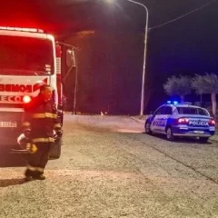 Una camioneta quedó atrapada por la marea y fue rescatada por Bomberos en Piedra Buena