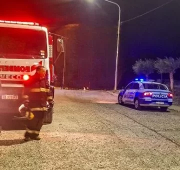 Una camioneta quedó atrapada por la marea y fue rescatada por Bomberos en Piedra Buena Una camioneta quedó atrapada por la marea y fue rescatada por Bomberos en Piedra Buena