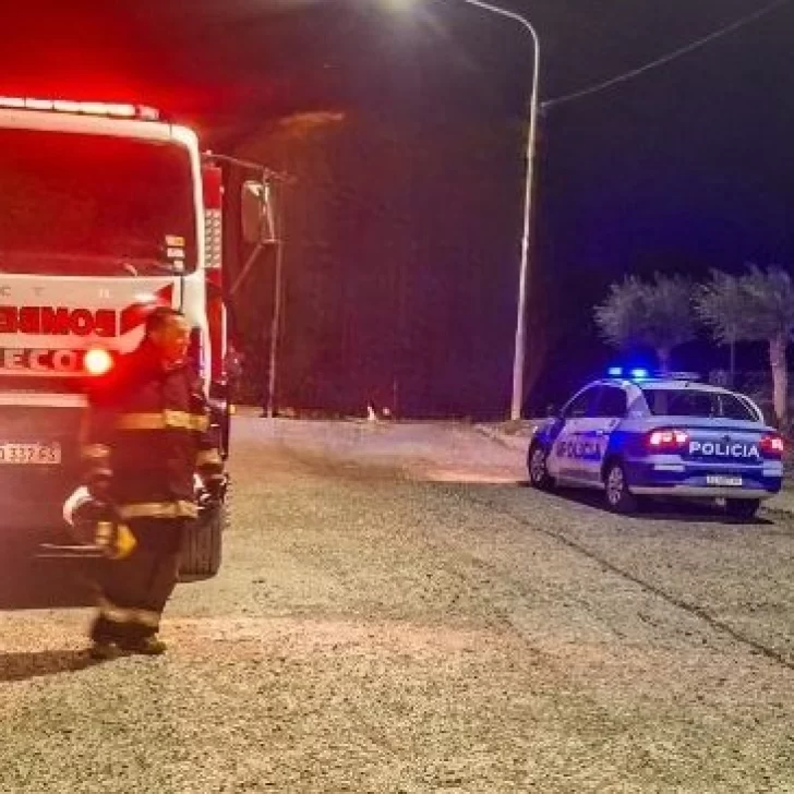 Una camioneta quedó atrapada por la marea y fue rescatada por Bomberos en Piedra Buena Una camioneta quedó atrapada por la marea y fue rescatada por Bomberos en Piedra Buena
