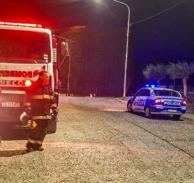 Una camioneta quedó atrapada por la marea y fue rescatada por Bomberos en Piedra Buena
