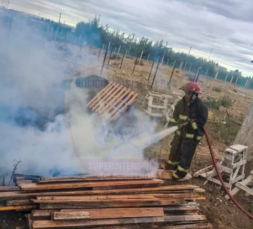 Bomberos controlaron un incendio de maderas en Río Gallegos y evitaron un daño mayor Bomberos controlaron un incendio de maderas en Río Gallegos y evitaron un daño mayor
