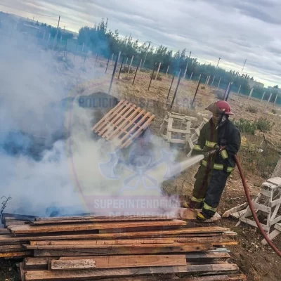Bomberos controlaron un incendio de maderas en Río Gallegos y evitaron un daño mayor Bomberos controlaron un incendio de maderas en Río Gallegos y evitaron un daño mayor