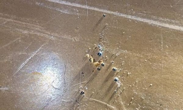  El mercurio derramado en el suelo de la vivienda. FOTO: POLICÍA SANTA CRUZ