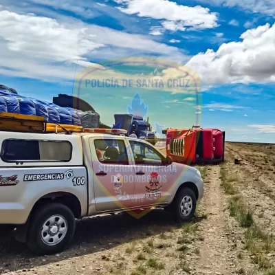 Camionero volcó en la Ruta 40 y fue asistido por bomberos de Perito Moreno Camionero volcó en la Ruta 40 y fue asistido por bomberos de Perito Moreno