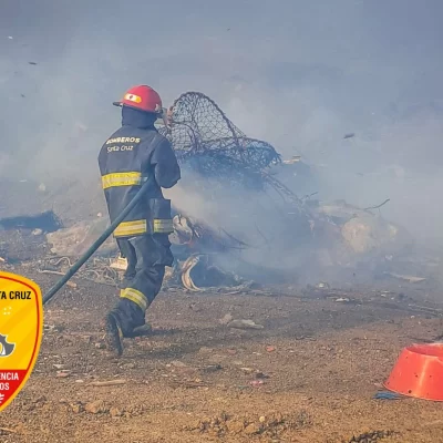 Sofocaron un incendio en el vaciadero de Puerto Deseado Sofocaron un incendio en el vaciadero de Puerto Deseado