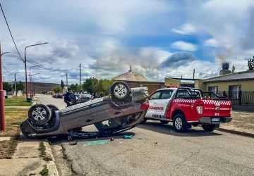 Fuerte choque y vuelco en Puerto Santa Cruz: una mujer fue asistida y trasladada al hospital Fuerte choque y vuelco en Puerto Santa Cruz: una mujer fue asistida y trasladada al hospital