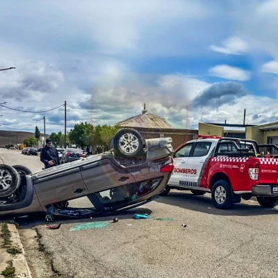 Fuerte choque y vuelco en Puerto Santa Cruz: una mujer fue asistida y trasladada al hospital Fuerte choque y vuelco en Puerto Santa Cruz: una mujer fue asistida y trasladada al hospital