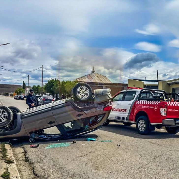 Fuerte choque y vuelco en Puerto Santa Cruz: una mujer fue asistida y trasladada al hospital Fuerte choque y vuelco en Puerto Santa Cruz: una mujer fue asistida y trasladada al hospital