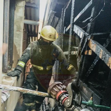 La rápida acción de Bomberos evitó un incendio mayor en el Barrio Los Lupinos La rápida acción de Bomberos evitó un incendio mayor en el Barrio Los Lupinos