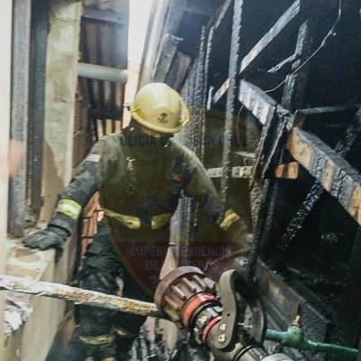 La rápida acción de Bomberos evitó un incendio mayor en el Barrio Los Lupinos