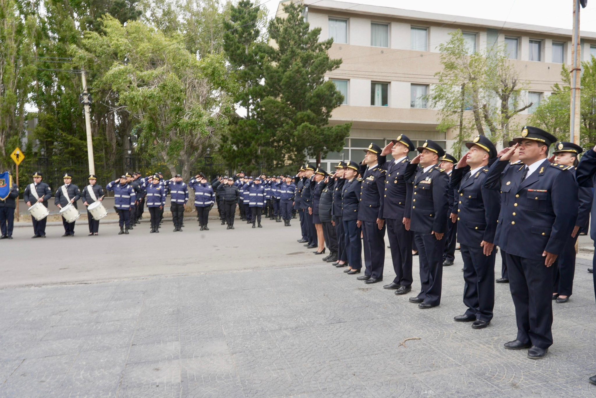 El Gobierno de Santa Cruz acompañó la inauguración del mástil principal y la puesta en valor la galería histórica de la Jefatura de Policía