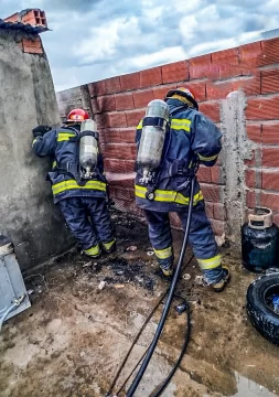 Bomberos intervinieron ante un principio de incendio causado por una garrafa cercana a un calefactor Bomberos intervinieron ante un principio de incendio causado por una garrafa cercana a un calefactor