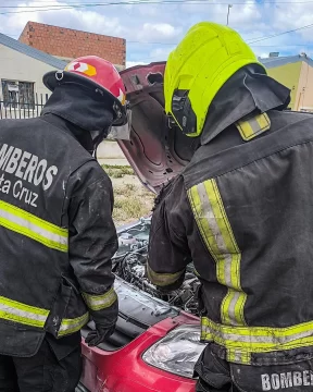 Su auto comenzó a prenderse fuego y logró extinguirlo con un matafuegos Su auto comenzó a prenderse fuego y logró extinguirlo con un matafuegos