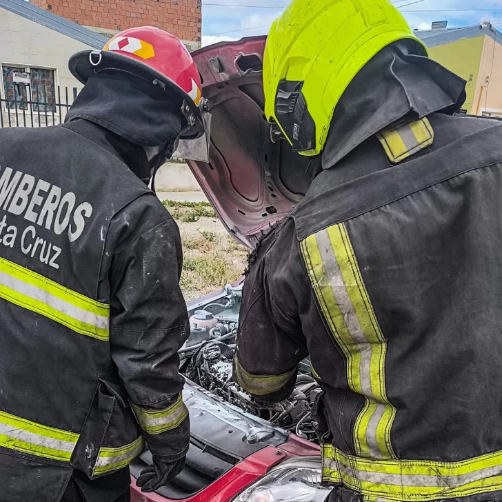 Su auto comenzó a prenderse fuego y logró extinguirlo con un matafuegos Su auto comenzó a prenderse fuego y logró extinguirlo con un matafuegos