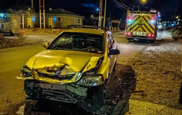 Bomberos asistieron a un automovilista tras una colisión en una zona urbana de El Calafate Bomberos asistieron a un automovilista tras una colisión en una zona urbana de El Calafate