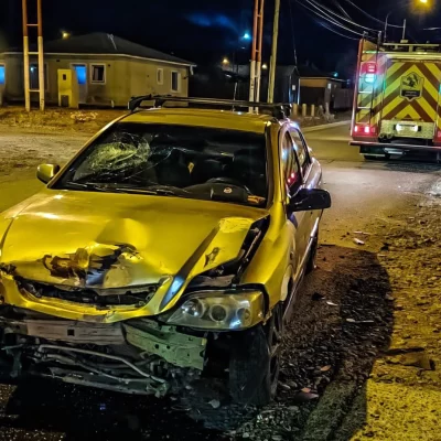 Bomberos asistieron a un automovilista tras una colisión en una zona urbana de El Calafate Bomberos asistieron a un automovilista tras una colisión en una zona urbana de El Calafate