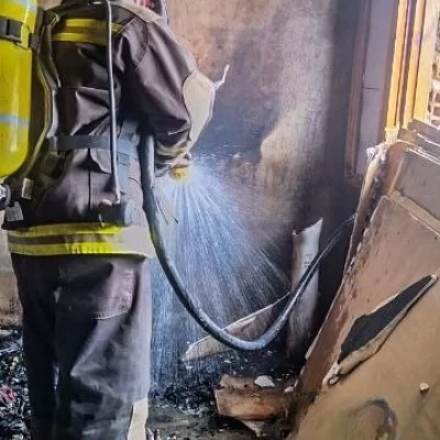 Tres menores inhalaron humo de un incendio en una casa de Puerto Santa Cruz y debieron ser asistidos