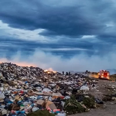 Ocho horas de trabajo ininterrumpido para controlar un incendio en el vaciadero de 28 de Noviembre Ocho horas de trabajo ininterrumpido para controlar un incendio en el vaciadero de 28 de Noviembre