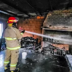 Brasas mal apagadas provocaron un principio de incendio en Pico Truncado