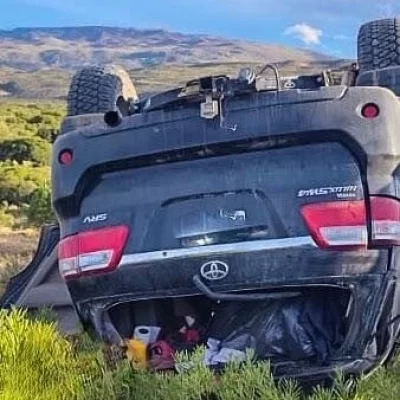 Perdió el control de la camioneta y volcó cerca de Los Antiguos: una mujer hospitalizada