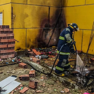 Intentaron prender fuego una vivienda y buscan al responsable Intentaron prender fuego una vivienda y buscan al responsable