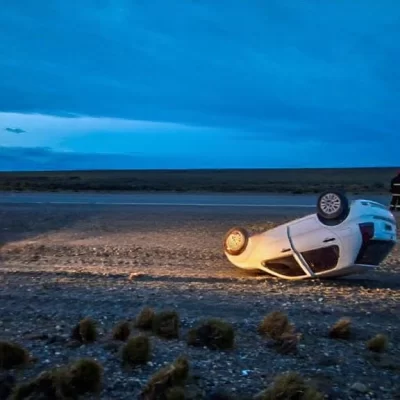 Vecino de Piedra Buena volcó su auto cerca de la localidad y debió ser hospitalizado