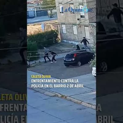 Enfrentamiento con la policía en el barrio 2 de Abril en Caleta Olivia Enfrentamiento con la policía en el barrio 2 de Abril en Caleta Olivia