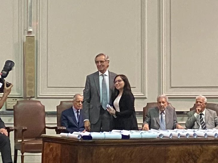  La ingeniera Erika Bahamonde junto al ingeniero Escalante, miembro de la comisión de la ANI.