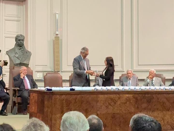  La ingeniera industrial Erika Bahamonde recibiendo la distinción.