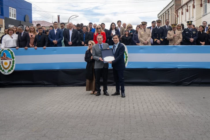  Daniel Álvarez, en representación del Gobierno de la Provincia de Santa Cruz, entregó un presente al intendente Pablo Grasso y a la diputada nacional Mónica Lanesan Sancho. FOTOS: LEANDRO FRANCO/ LA OPINIÓN AUSTRAL