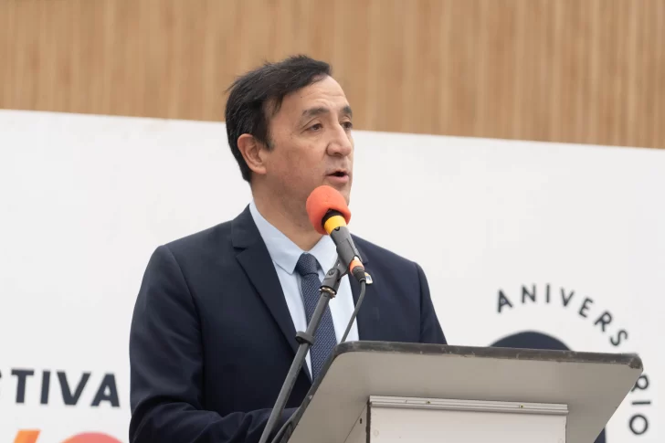  El intendente Pablo Grasso destacó el rol de los pioneros, los trabajadores municipales y los jóvenes durante su mensaje aniversario. FOTOS: LEANDRO FRANCO/ LA OPINIÓN AUSTRAL