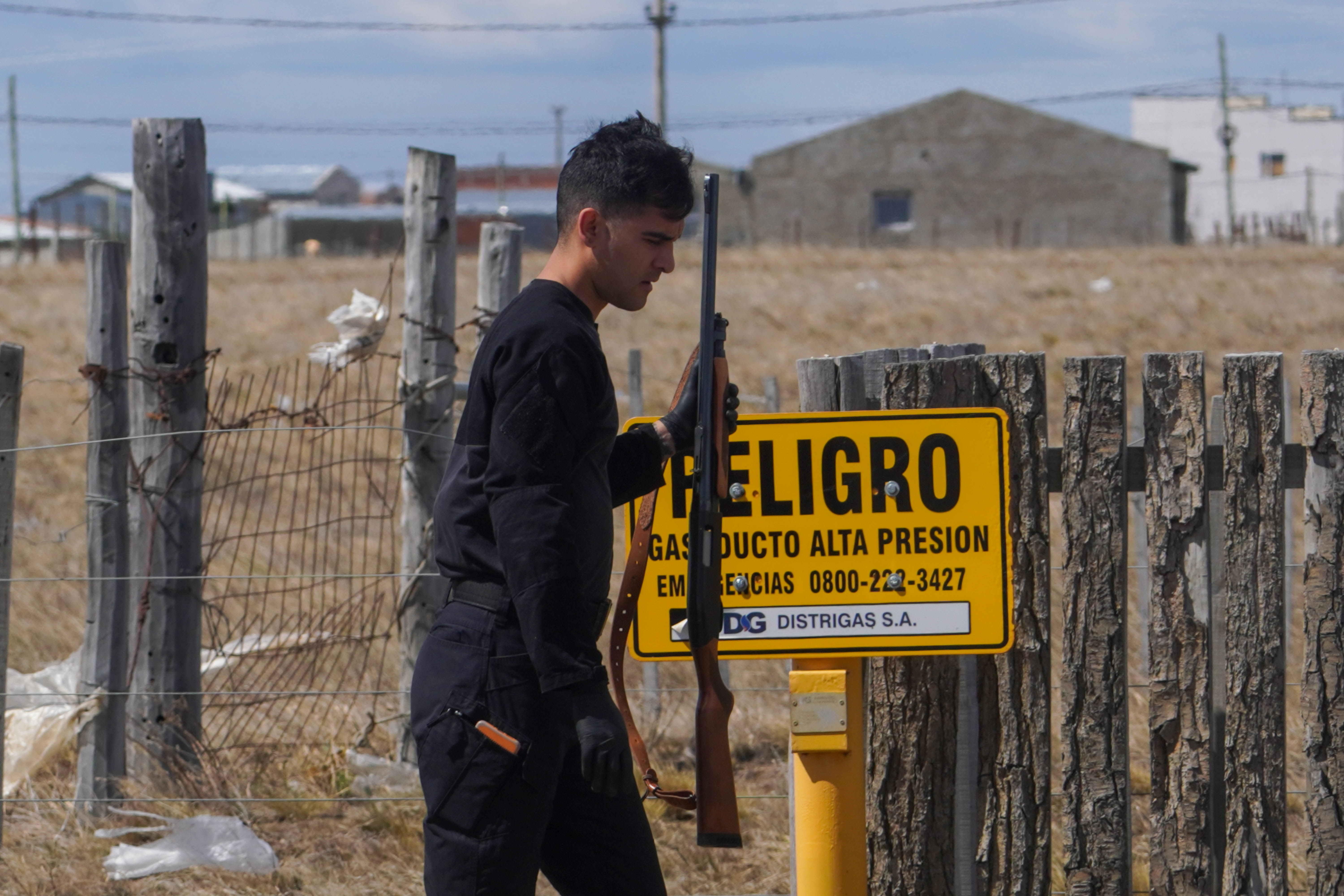  Efectivos resguardan el predio y realizan tareas preliminares de investigación en las afueras de la vivienda rural. FOTO: LEANDRO FRANCO / LA OPINIÓN AUSTRAL.