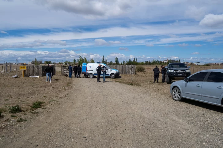  Vista del procedimiento policial a metros de la chacra en la zona rural de Río Gallegos, tras el hallazgo de bolsas con armas de fuego. FOTO: LEANDRO FRANCO / LA OPINIÓN AUSTRAL.