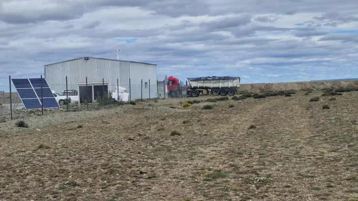 El trabajo con los residuos sólidos urbanos en cercanía a la estancia. FOTO: LA OPINIÓN AUSTRAL El trabajo con los residuos sólidos urbanos en cercanía a la estancia. FOTO: LA OPINIÓN AUSTRAL