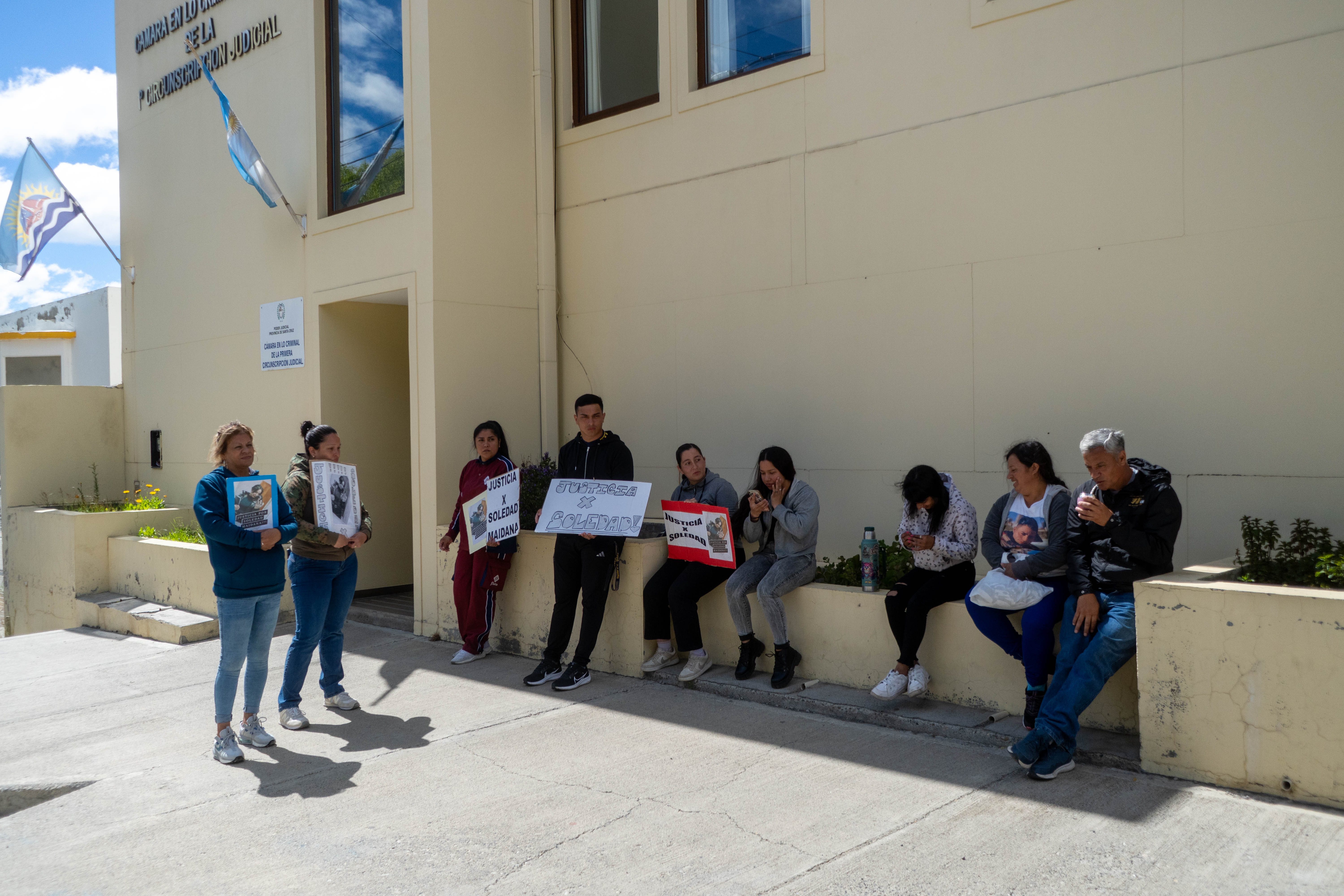  Los allegados a Soledad en el ingreso a la Cámara. FOTOS: LEANDRO FRANCO/ LA OPINIÓN AUSTRAL