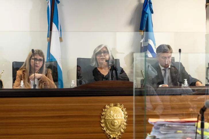  Yamila Bórquez, Alejandra Vila y Marcelo Bersanelli, el Tribunal que condenó a 5 años de prisión domiciliaria a Ivar Martens. FOTOS: LEANDRO FRANCO/ LA OPINIÓN AUSTRAL