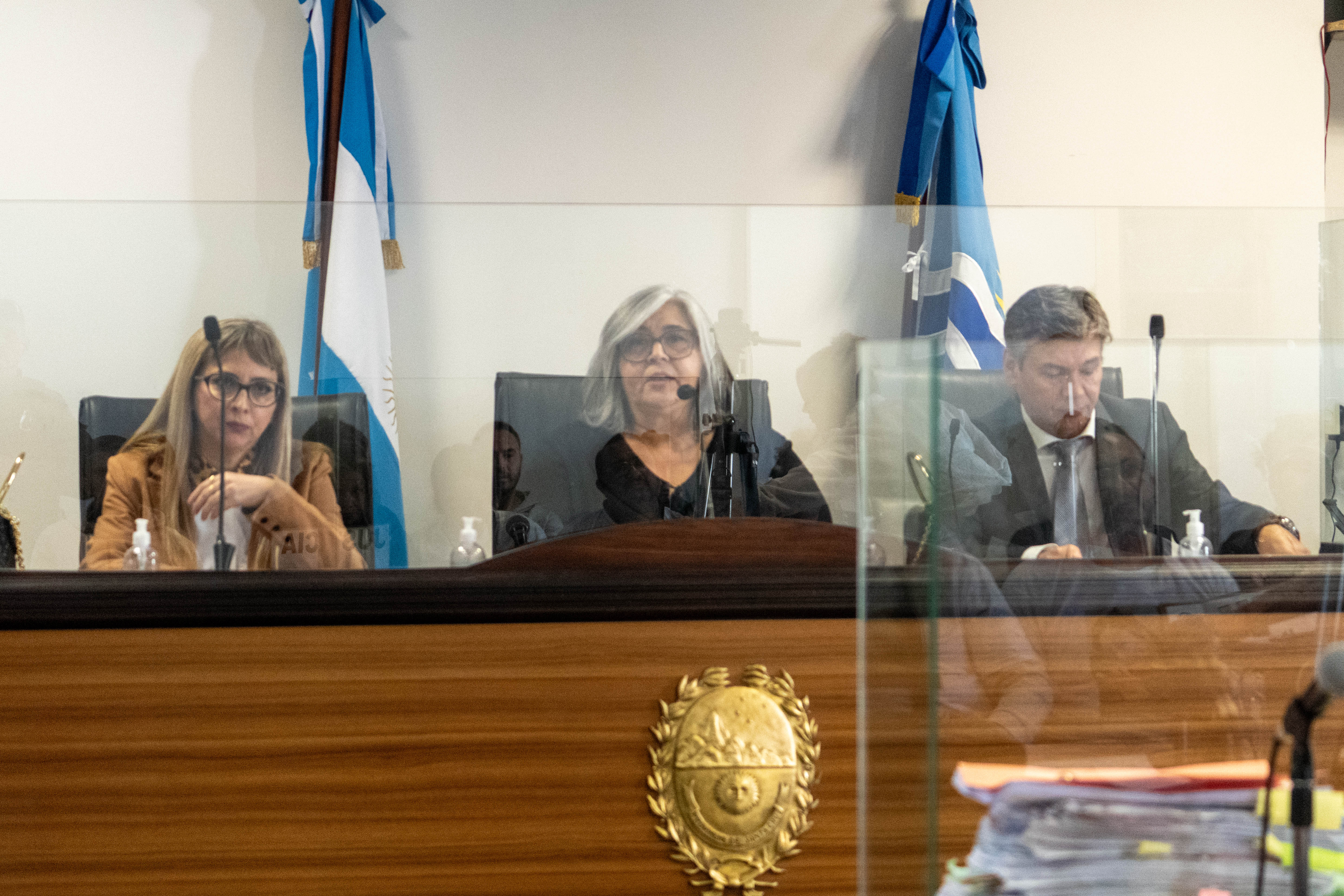  Yamila Bórquez, Alejandra Vila y Marcelo Bersanelli, el Tribunal que condenó a 5 años de prisión domiciliaria a Ivar Martens. FOTOS: LEANDRO FRANCO/ LA OPINIÓN AUSTRAL