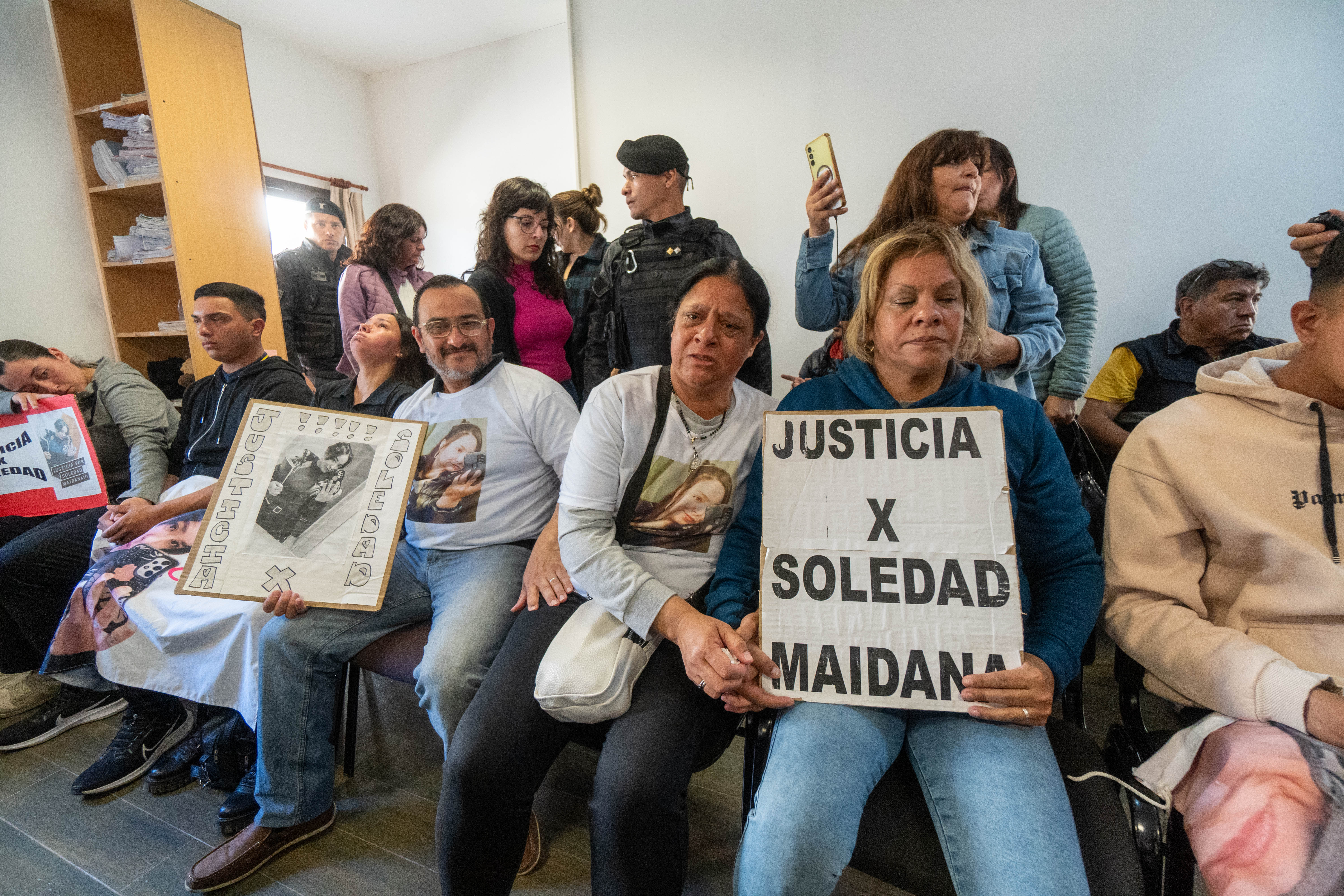  Los seres queridos de la víctima fatal con carteles en la sala. FOTO: LEANDRO FRANCO/ LA OPINIÓN AUSTRAL