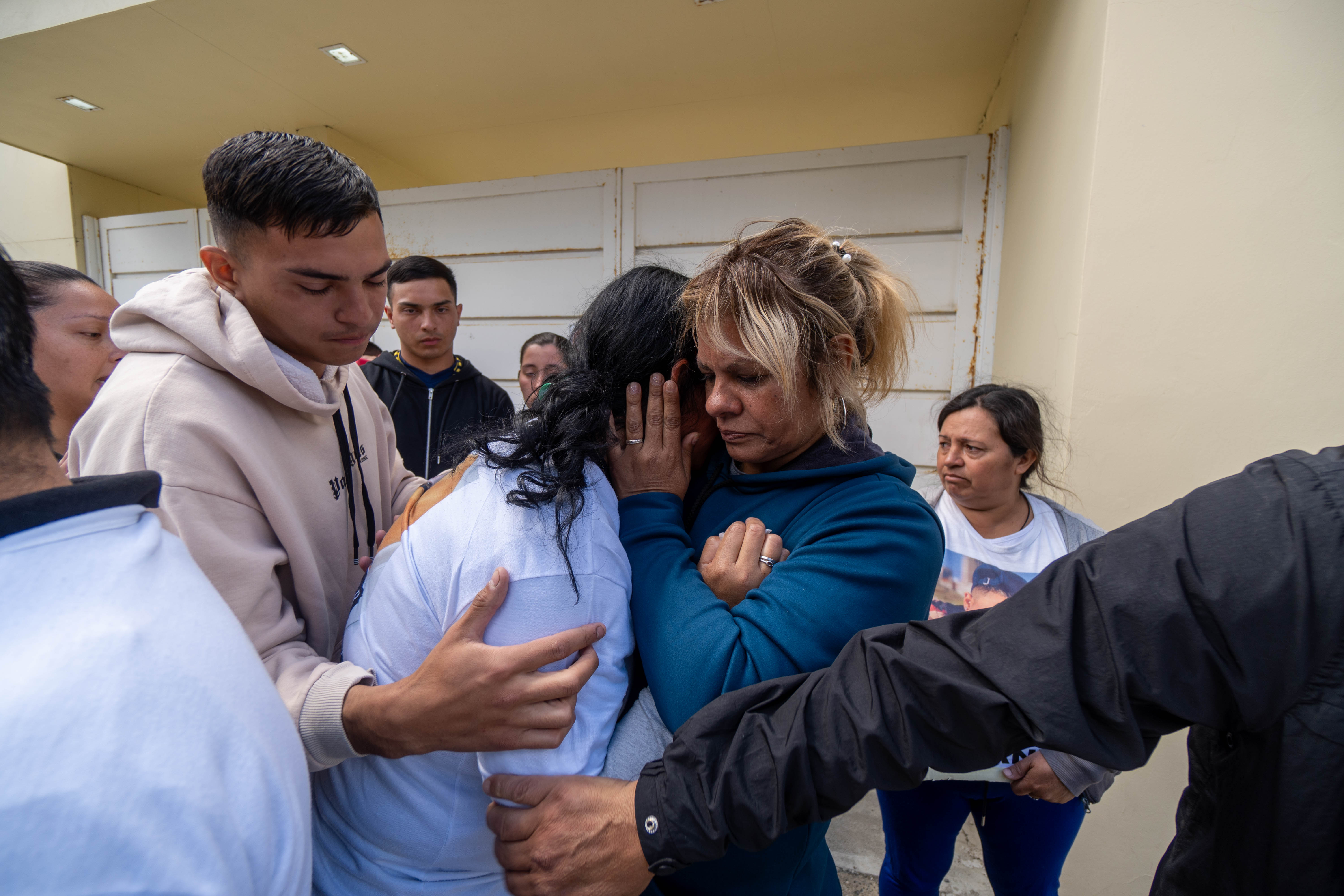  Mabel Maidana, madre de Brianna Matulich, consolando a Verónica Luna. FOTO: LEANDRO FRANCO/ LA OPINIÓN AUSTRAL