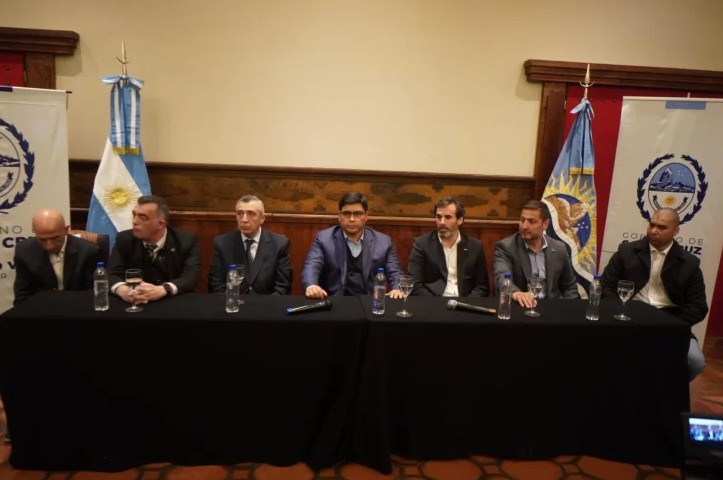  José Lludgar (Petroleros Jerárquicos); Alejandro Martínez decando de la Facultad de Ingeniería de la UBA; Jaime Alvarez, ministro de Energía; gobernador Claudio Vidal; Lisandro Deleonardis, vice presidente de Asuntos Públicos de YPF; Oscar Vera, presidente de Fomicruz y Rafael Guenchenen (SIPGER). FOTO: LEANDRO FRANCO/LA OPINIÓN AUSTRAL.