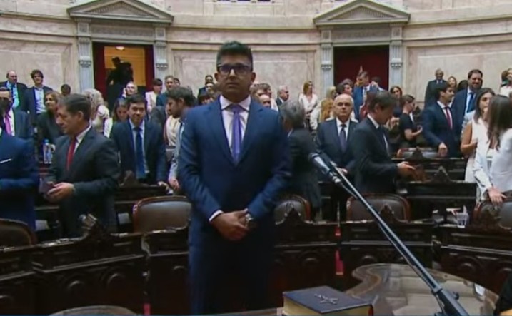  Momento en el que le estaban tomando la jura a Jairo Guzmán.