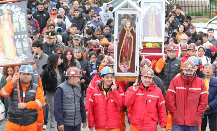  Tras la misa, trabajadores y vecinos llevaron la imagen de Santa Bárbara en procesión hasta la plazoleta donde se levanta el Monumento al Minero, sosteniendo una tradición que une fe e identidad en la Cuenca.