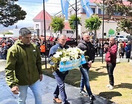  El jefe de Gabinete, José Daniel Álvarez, dejó el tributo floral en nombre del gobierno provincial, acompañado por los intendentes Darío Menna y Aldo Aravena.