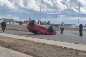 Impactante choque y vuelco en la Av. San Martín: un hombre fue hospitalizado