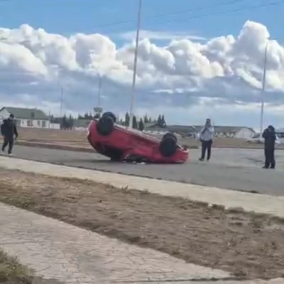 Impactante choque y vuelco en la Av. San Martín: un hombre fue hospitalizado Impactante choque y vuelco en la Av. San Martín: un hombre fue hospitalizado