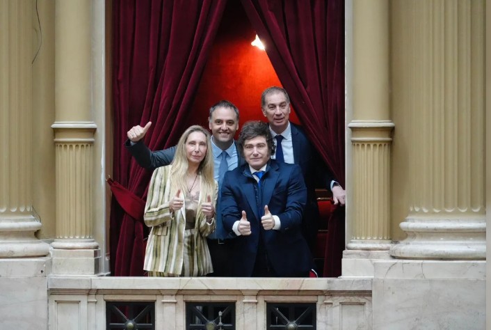  La reforma ingresará este martes al Congreso de la Nación. En la foto, Karina y Javier Milei, Adorni y Santilli.